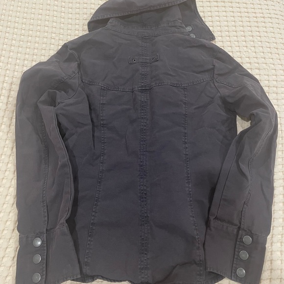 Trouvé: Dark gray light jacket with unique details and two front pockets - Picture 4 of 6